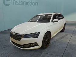 Weiß Gebraucht 2023 Skoda Superb Style Kombi | 30.579 €