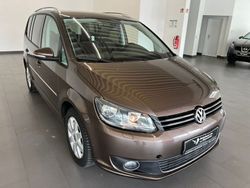 Braun Gebraucht 2011 VW Touran Highline Van / Kleinbus | 8.990 €