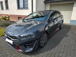 Grau Gebraucht 2021 Kia ProCeed Kleinwagen | 25.700 € (Fairer Preis)