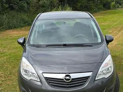 Grau Gebraucht 2011 Opel Meriva Design Edition Van / Kleinbus | 2.800 € (Fairer Preis)