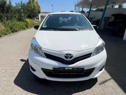 Weiß Gebraucht 2013 Toyota Yaris Cool Limousine | 5.600 € (Guter Preis)