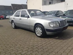 Grau Gebraucht 1993 Mercedes E200 Limousine | 3.990 €