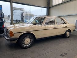 Weiß Gebraucht 1982 Mercedes 240 Limousine | 18.990 €