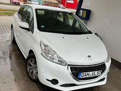 Weiß Gebraucht 2014 Peugeot 208 Style Kleinwagen | 4.300 € (Fairer Preis)