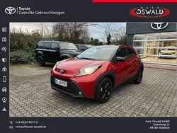 Chili red perleffekt/ night sky black Gebraucht 2024 Toyota Aygo Team Kleinwagen | 18.990 € (Fairer Preis)