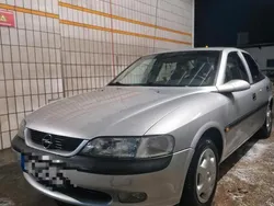 Silber Gebraucht 1996 Opel Vectra Kleinwagen | 1.429 €
