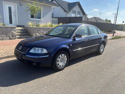 Blau Gebraucht 2002 VW Passat Limousine | 4.599 € (Teuer)