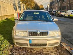 Silber Gebraucht 2002 Skoda Octavia Elegance Kombi | 2.500 €