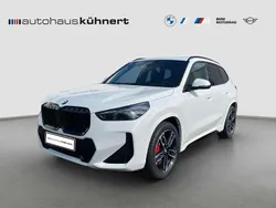 Alpinweiss iii Neu 2025 BMW X1 M Sport SUV | 58.590 € (Etwas zu teuer)