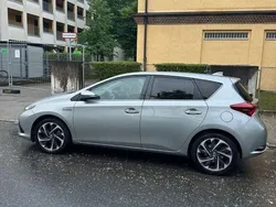 Grau Gebraucht 2016 Toyota Auris Hybrid Comfort Limousine | 11.300 € (Fairer Preis)