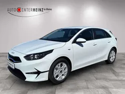 Carraraweiß Neu 2025 Kia Ceed Comfort Limousine | 25.590 € (Fairer Preis)
