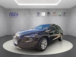 Mitternachtsschwarz (metallic) Gebraucht 2024 Seat Leon Style Kombi | 21.990 € (Guter Preis)