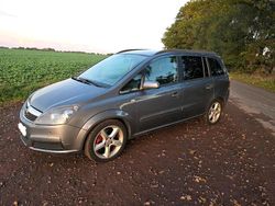 Grau Gebraucht 2005 Opel Zafira Van / Kleinbus | 2.600 € (Etwas zu teuer)