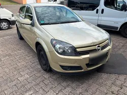 Gelb Gebraucht 2005 Opel Astra Limousine | 1.450 € (Guter Preis)