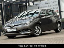 Grau Gebraucht 2017 Toyota Auris Multidrive S Limousine | 15.980 € (Etwas zu teuer)