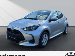 Silber Gebraucht 2022 Toyota Yaris Hybrid Comfort Limousine | 19.990 € (Fairer Preis)
