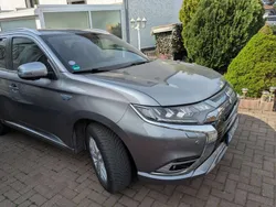 Grau Gebraucht 2020 Mitsubishi Outlander P-HEV Top SUV | 24.900 € (Etwas zu teuer)