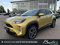 Gold (metallic) Gebraucht 2022 Toyota Yaris Hybrid Elegant SUV | 21.900 € (Fairer Preis)