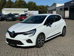 Weiß Gebraucht 2023 Renault Clio V Equilibre Limousine | 15.989 € (Fairer Preis)