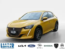 Schwarzmet. (perla nera) Gebraucht 2023 Peugeot e-208 GT Kleinwagen | 43.690 €