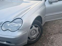Silber Gebraucht 2002 Mercedes C220 Limousine | 2.500 € (Etwas zu teuer)