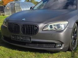 Silber Gebraucht 2009 BMW 750 Limousine | 17.600 €