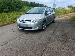 Silber Gebraucht 2010 Toyota Auris Limousine | 7.700 € (Teuer)
