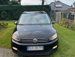 Schwarz Gebraucht 2016 VW Touran Van / Kleinbus | 16.000 € (Fairer Preis)