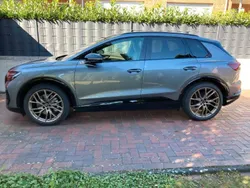 Grau Gebraucht 2023 Audi Q4 e-tron Edition .1 SUV | 39.999 € (Guter Preis)