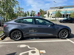 Grau Gebraucht 2021 Tesla Model 3 Standard Range Plus Limousine | 22.800 € (Guter Preis)