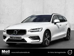 Crystal white pearl / metallic Gebraucht 2021 Volvo V60 Momentum Kombi | 21.880 € (Guter Preis)