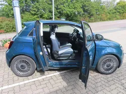 Ozeangrün met. Gebraucht 2021 Fiat 500e Icon Kleinwagen | 17.490 € (Guter Preis)