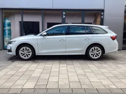 Moon white perleffekt (metallic) Gebraucht 2024 Skoda Octavia Selection Kombi | 32.950 € (Etwas zu teuer)