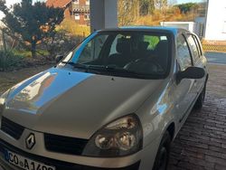 Grau Gebraucht 2005 Renault Clio II Limousine | 2.200 € (Fairer Preis)