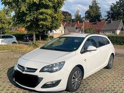 Weiß Gebraucht 2014 Opel Astra Kombi | 4.800 €