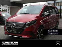 Designo hyazinthrot metallic Gebraucht 2024 Mercedes EQV300 Avantgarde Van / Kleinbus | 54.650 € (Teuer)