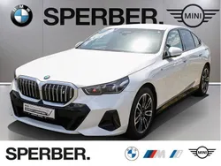Weiß Gebraucht 2024 BMW i5 M Sport Limousine | 55.360 € (Fairer Preis)