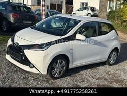 Weiß Gebraucht 2016 Toyota Aygo X-play Kleinwagen | 6.499 € (Guter Preis)