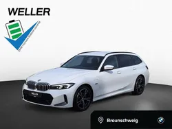 Alpinweiss (weiß) Gebraucht 2022 BMW 320e M Sport Kombi | 30.850 € (Fairer Preis)