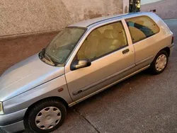 Silber Gebraucht 1997 Renault Clio Kleinwagen | 2.500 €