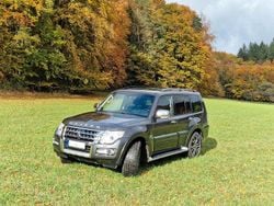 Grau Gebraucht 2018 Mitsubishi Pajero Edition SUV | 41.500 €