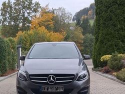 Grau Gebraucht 2016 Mercedes B200 Van / Kleinbus | 12.000 € (Fairer Preis)