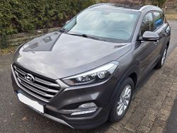 Grau Gebraucht 2016 Hyundai Tucson SUV | 14.500 € (Etwas zu teuer)