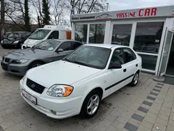 Weiß Gebraucht 2002 Hyundai Elantra GLS Limousine | 1.700 €
