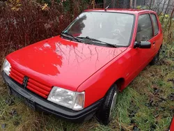 Rot Gebraucht 1992 Peugeot 205 Kleinwagen | 1.650 €