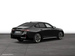 Black sapphire metallic Gebraucht 2024 BMW 550e Comfort Edition Limousine | 77.324 € (Superpreis)