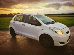 Weiß Gebraucht 2010 Toyota Yaris Limousine | 2.799 € (Guter Preis)