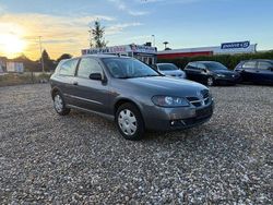 Grau Gebraucht 2002 Nissan Almera Kleinwagen | 2.990 €