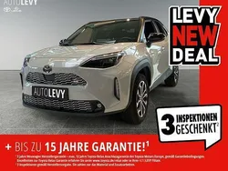 Dynamicgrey metallic / dach schwarz Gebraucht 2024 Toyota Yaris Hybrid Plus | 32.679 € (Teuer)