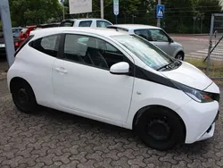 Weiß Gebraucht 2017 Toyota Aygo X-play Kleinwagen | 5.900 € (Guter Preis)